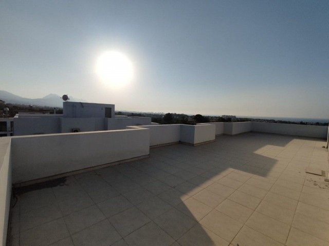 Schöne 2-Zimmer-Wohnung zum Verkauf in Catalkoy Girne (private Dachterrasse mit wunderschönem Meer- und Bergblick)