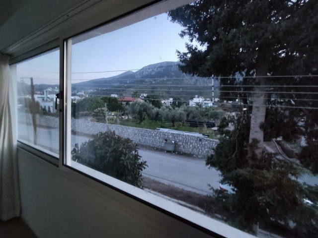 فرصت تجاری عالی 6 اتاق خواب 4 اتاق نشیمن و 4 آشپزخانه با 2300 متر مربع یک قطعه زمین بزرگ برای اجاره محل Lapta Kirenia (منظره کوه های دریای زیبا)