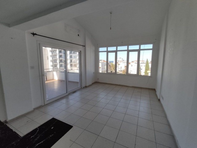 Loft-Penthouse mit 3 Schlafzimmern zum Verkauf, Lage gegenüber dem alten Nusmar-Markt in Kyrenia