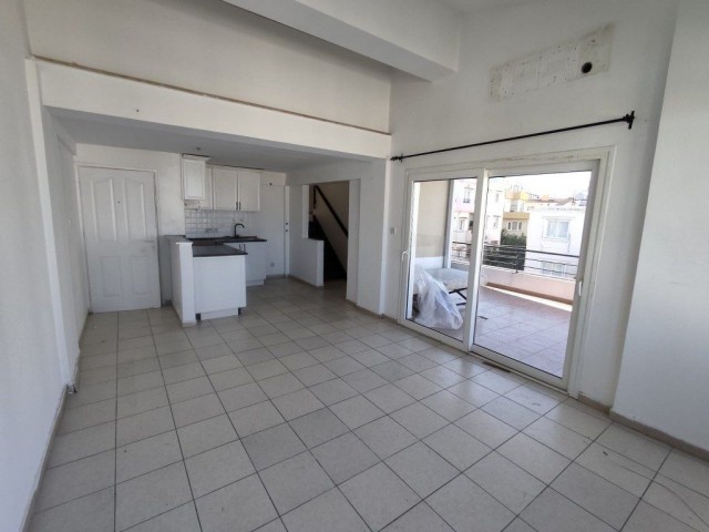 Loft-Penthouse mit 3 Schlafzimmern zum Verkauf, Lage gegenüber dem alten Nusmar-Markt in Kyrenia