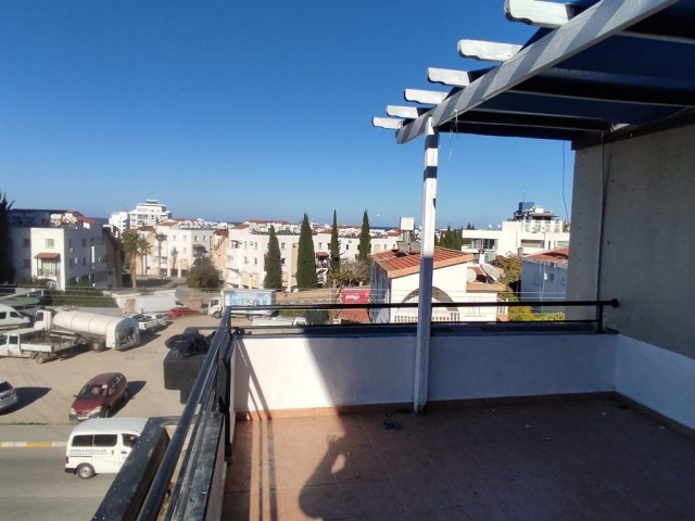 Loft-Penthouse mit 3 Schlafzimmern zum Verkauf, Lage gegenüber dem alten Nusmar-Markt in Kyrenia