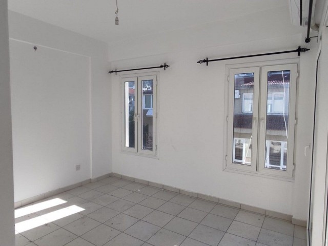 Loft-Penthouse mit 3 Schlafzimmern zum Verkauf, Lage gegenüber dem alten Nusmar-Markt in Kyrenia