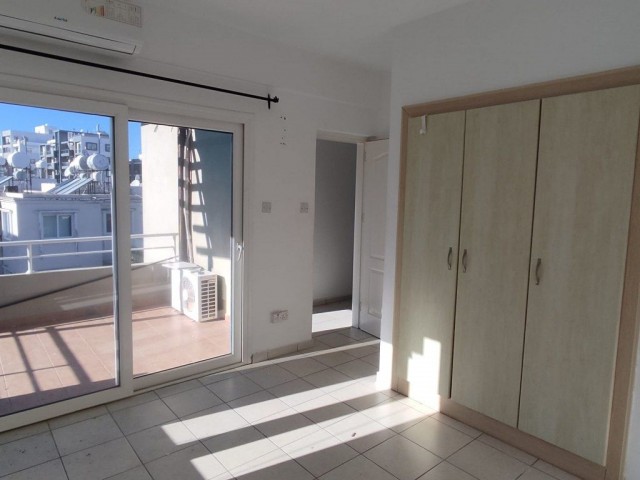 Loft-Penthouse mit 3 Schlafzimmern zum Verkauf, Lage gegenüber dem alten Nusmar-Markt in Kyrenia