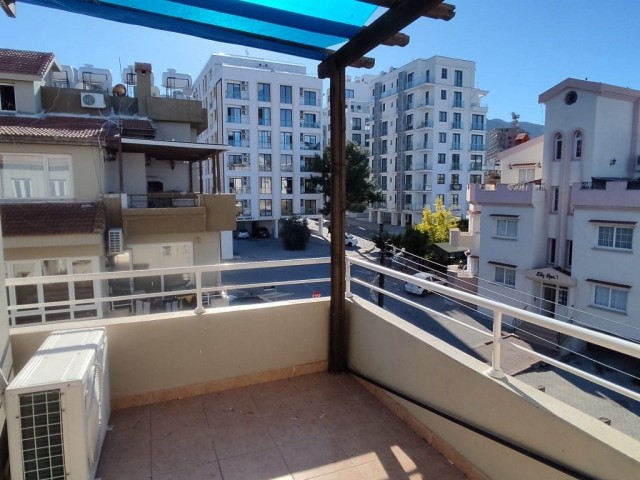 Loft-Penthouse mit 3 Schlafzimmern zum Verkauf, Lage gegenüber dem alten Nusmar-Markt in Kyrenia