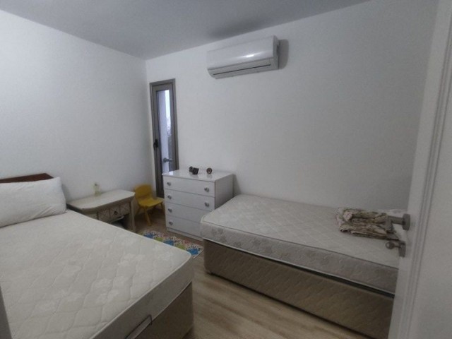 Schöne Maisonette-Wohnung mit 3 Schlafzimmern zu vermieten, Standort Alsancak Girne