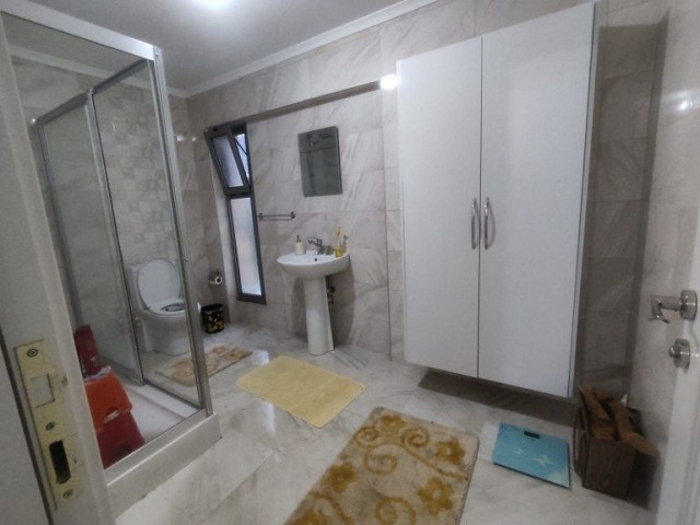 Schöne Maisonette-Wohnung mit 3 Schlafzimmern zu vermieten, Standort Alsancak Girne