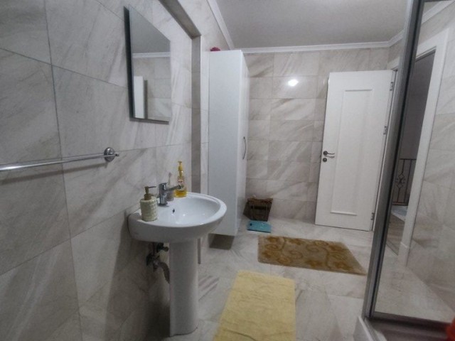 Хорошая двухуровневая квартира с 3 спальнями в аренду в районе Алсанджак Гирне