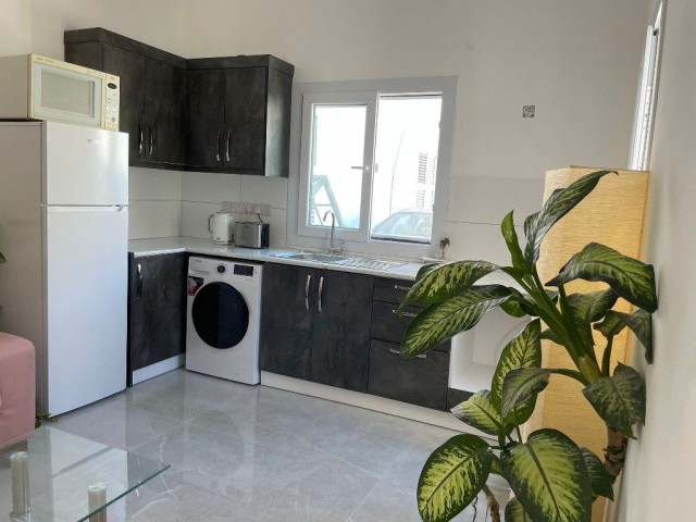 Renoviertes Haus mit 5 Schlafzimmern, 2 Wohnzimmern und 2 Küchen zum Verkauf, Lage hinter Simit Dunyasi Touristic Harbour City Center Kyrenia. (Tolle Investitionsmöglichkeit, geeignet für Ferienresidenz)