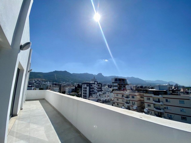 Penthouse mit 3 Schlafzimmern zu vermieten, Lage in der Nähe des Barbaros-Marktes in Kyrenia