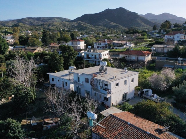 Gebäude bestehend aus 3 Wohnungen zum Verkauf in Lefke Gemikonağı