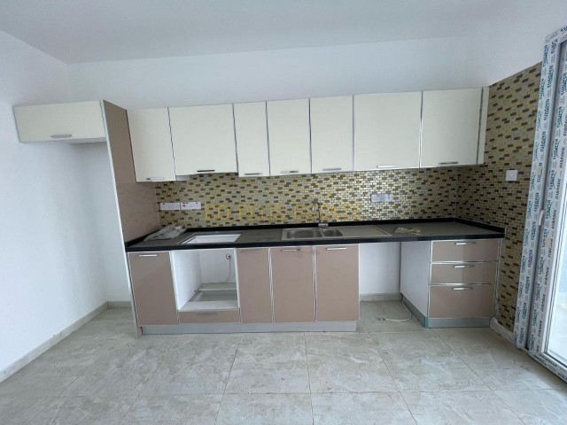 Unmöblierte 2+1-Wohnung mit Klimaanlage neben der Nikosia-Gönyeli-Unterführung