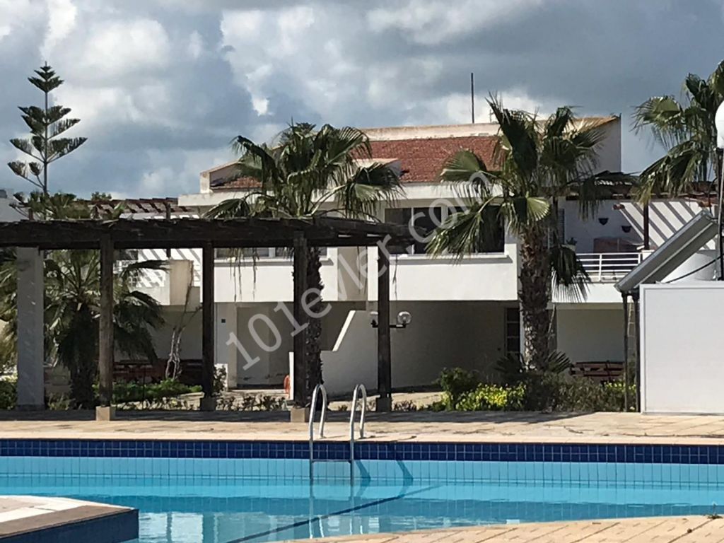 SUPERIOR VILLA IN LONG BEACH ONLY 3 MINS TO THE BEACH AND OVERLOOKING THE POOL