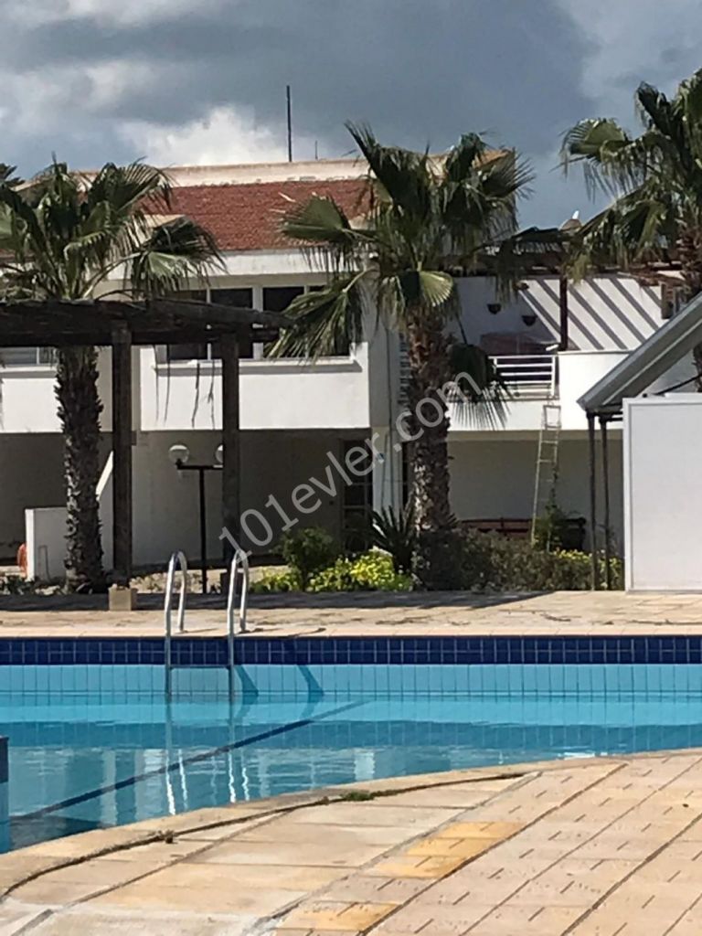 SUPERIOR VILLA IN LONG BEACH ONLY 3 MINS TO THE BEACH AND OVERLOOKING THE POOL