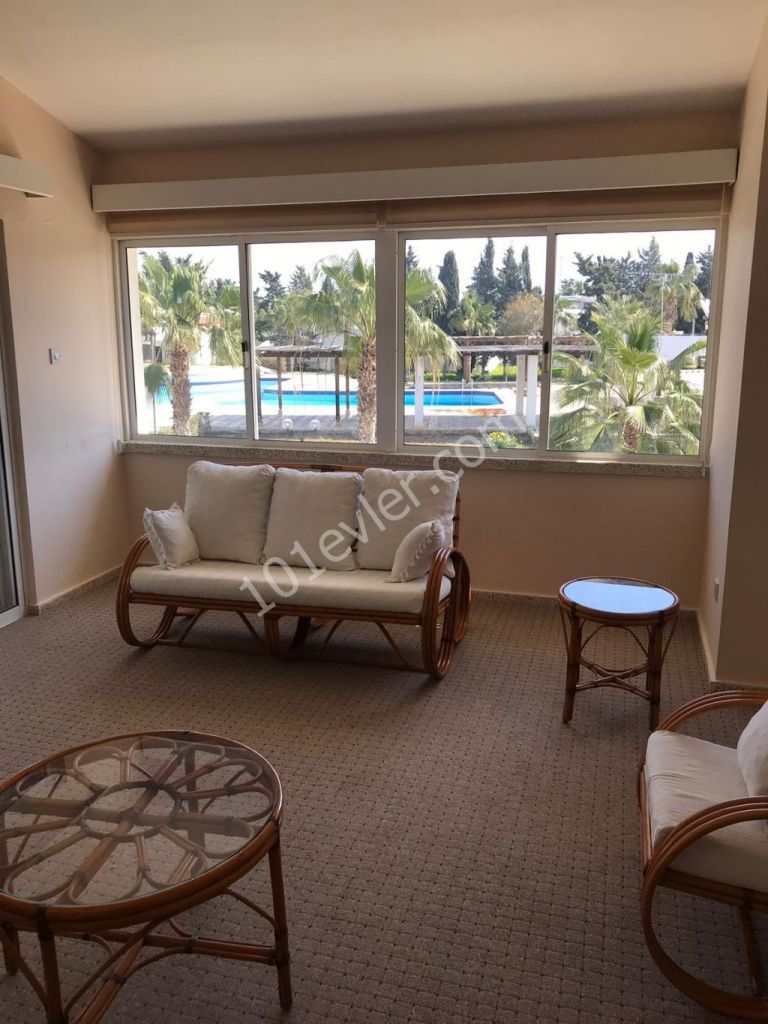 SUPERIOR VILLA IN LONG BEACH ONLY 3 MINS TO THE BEACH AND OVERLOOKING THE POOL