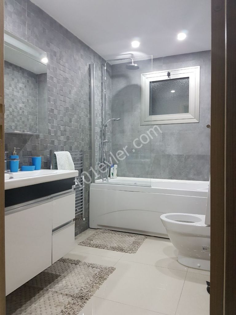 GİRNE AMFİ TİYATRO BÖLGESİNDE SATILIK DAĞ VE DENİZ MANZARALI 3+1 PENTHOUSE