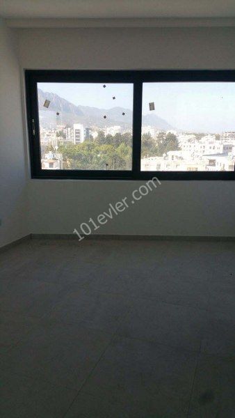 Girne merkezde satılık 2+1 deniz manzaralı daire