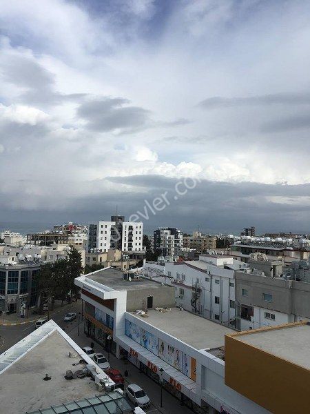 Girne merkezde satılık 2+1 deniz manzaralı daire