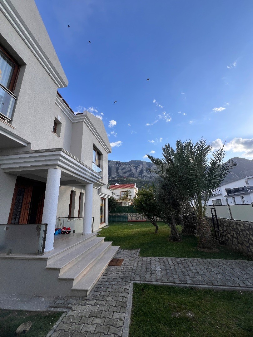 Lapta da kiralık full eşyalı bahçeli muhteşem villa