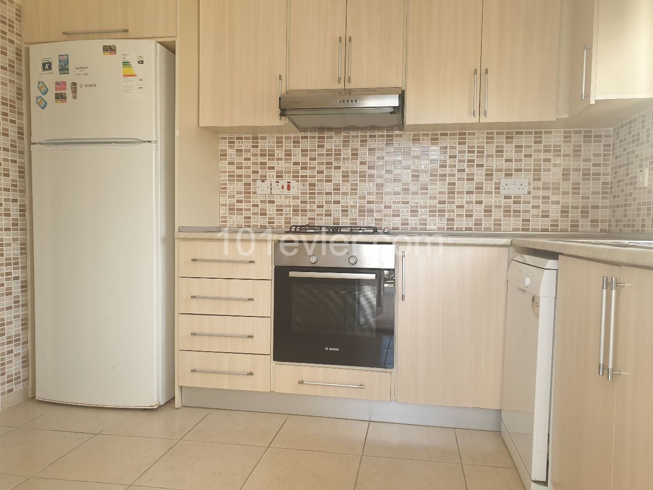 Girne merkezde, 3+1,  full eşyalı, geniş balkonlu apartman dairesi kiralıktır. 