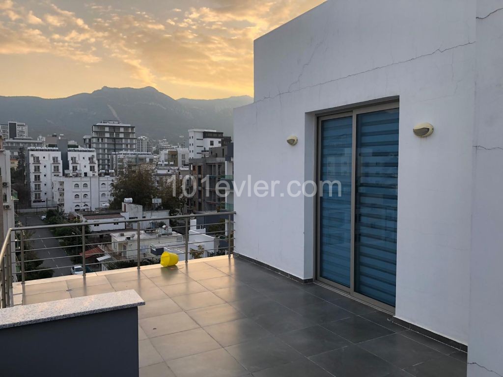 2+1 MÖBLIERTES PENTHOUSE IM ZENTRUM VON KYRENIA ** 