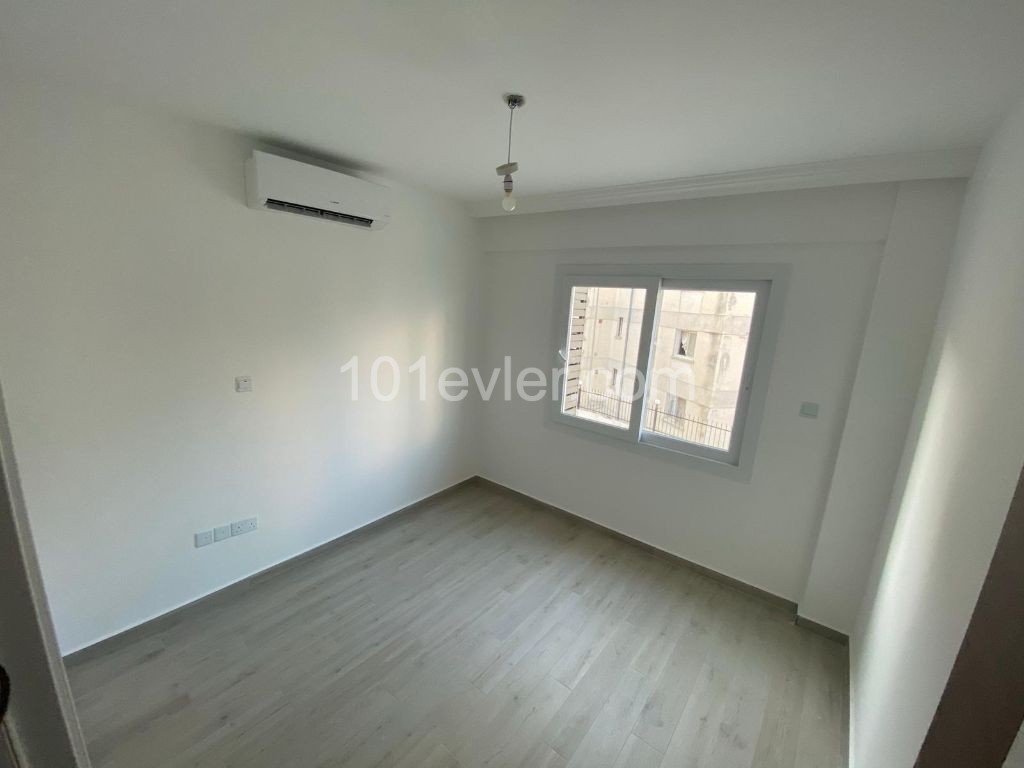 Girne Merkezde 7/24  Güvenlikli  Site İçİ Havuzlu   2+1 Satılık Daire 