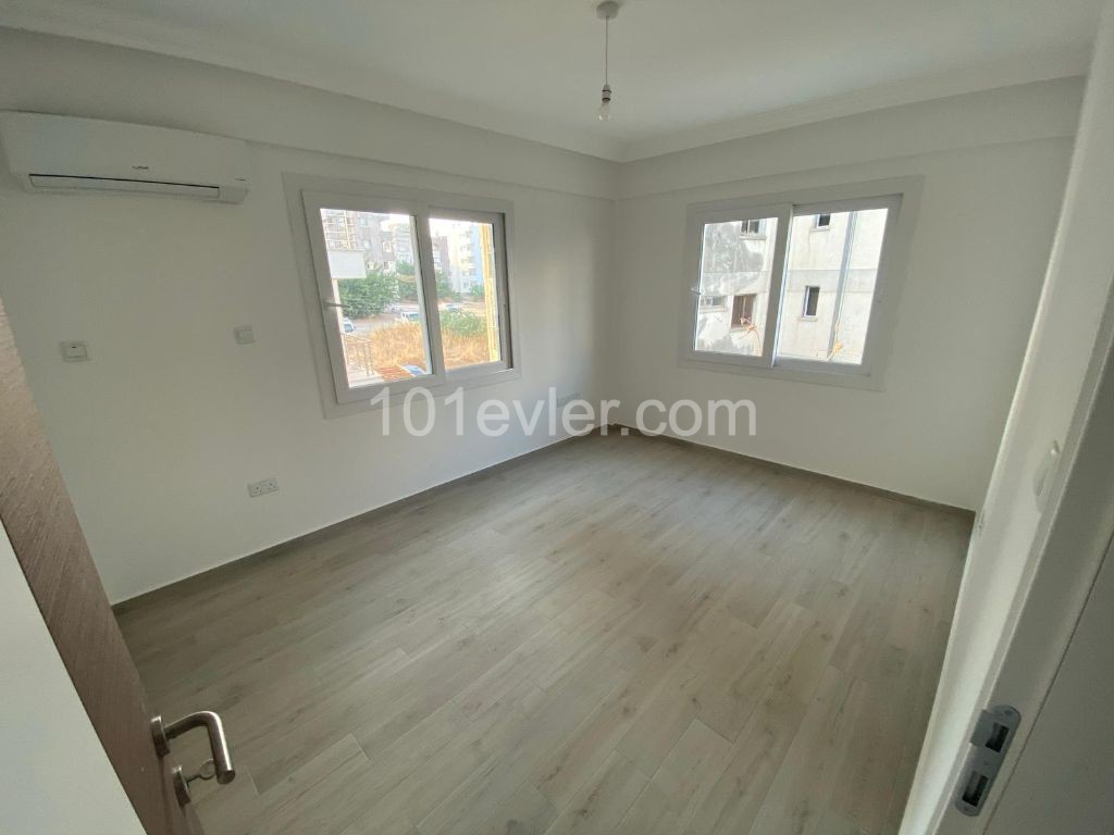 Girne Merkezde 7/24  Güvenlikli  Site İçİ Havuzlu   2+1 Satılık Daire 