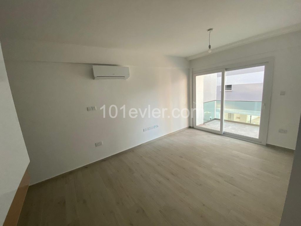 Girne Merkezde 7/24  Güvenlikli  Site İçİ Havuzlu   2+1 Satılık Daire 