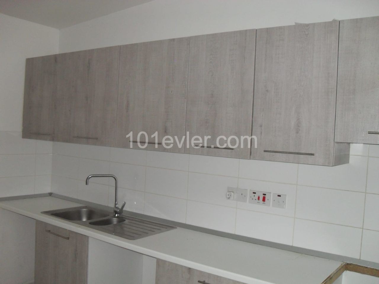 YUKARI GİRNE 'DE 450 M2  MODERN KİRALIK DUKKAN 