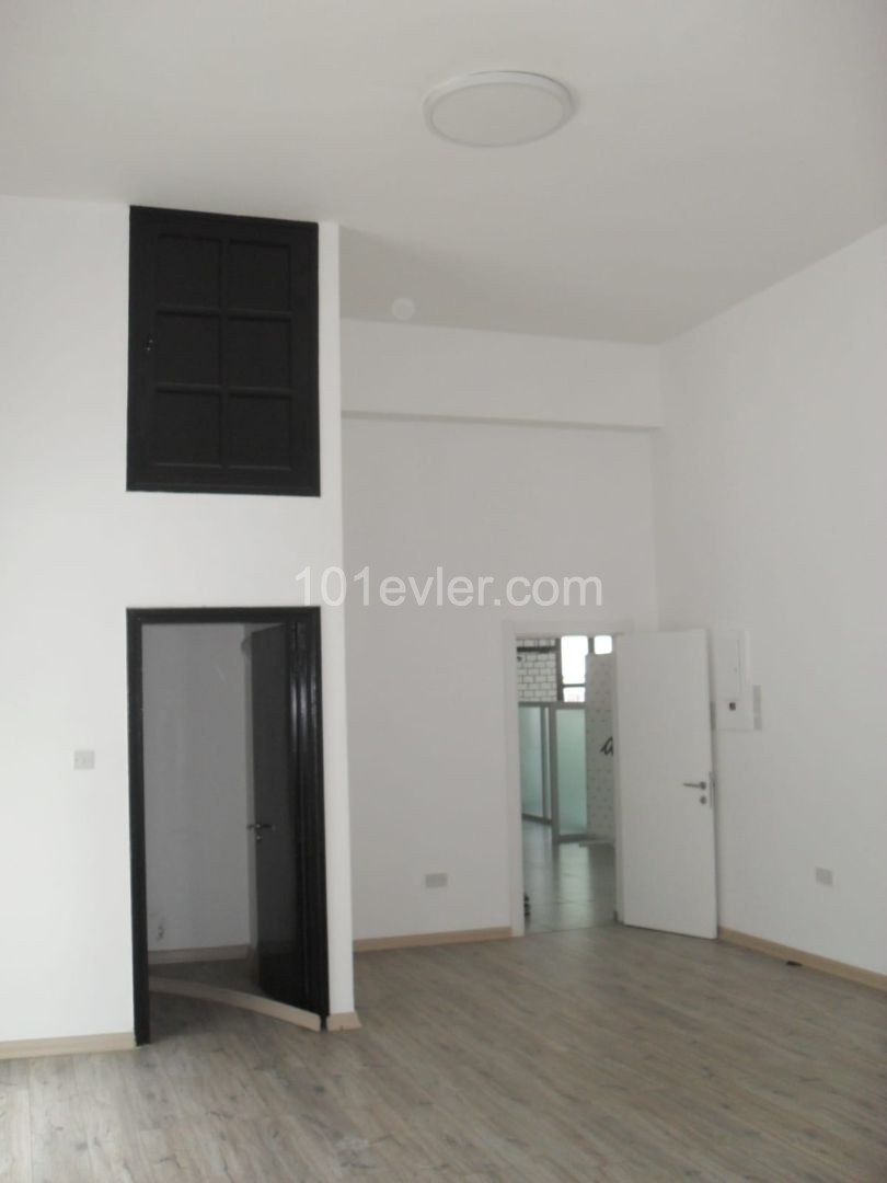 YUKARI GİRNE 'DE 450 M2  MODERN KİRALIK DUKKAN 