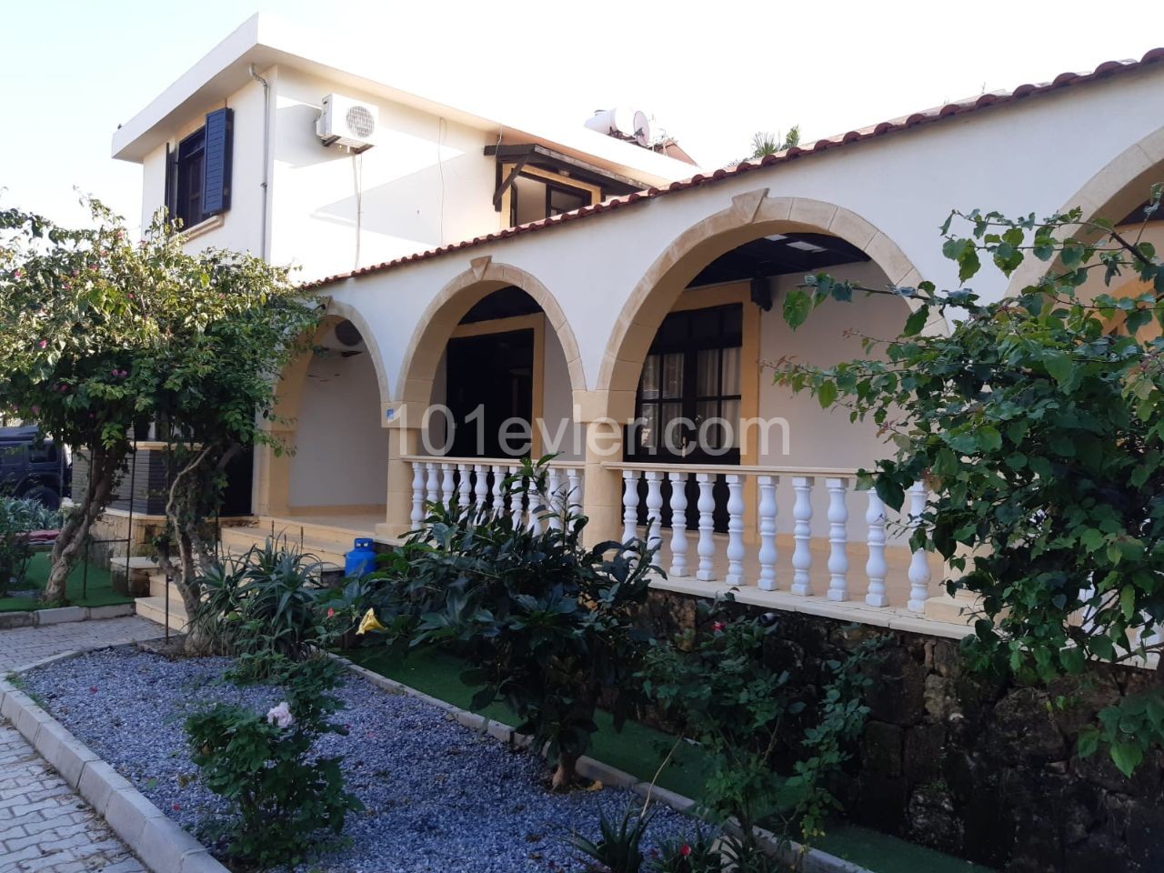 5+1 VILLA MIT POOL IN ALSANCAK ** 