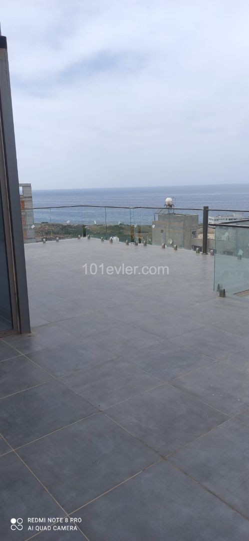 2 + 1 PENTHOUSE ZUM VERKAUF AM MEER IN KYRENIA NEW PORT DISTRICT ** 