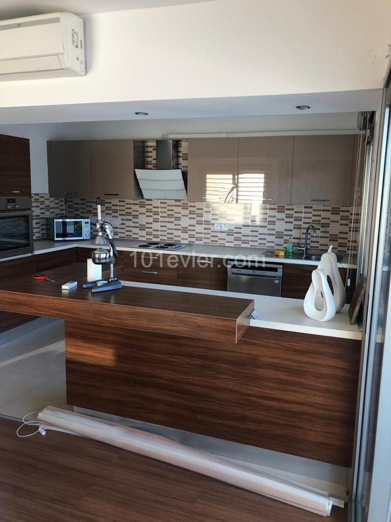 3+1 LUX PENTHOUSE FOR RENT IN THE CENTER OF KYRENİA