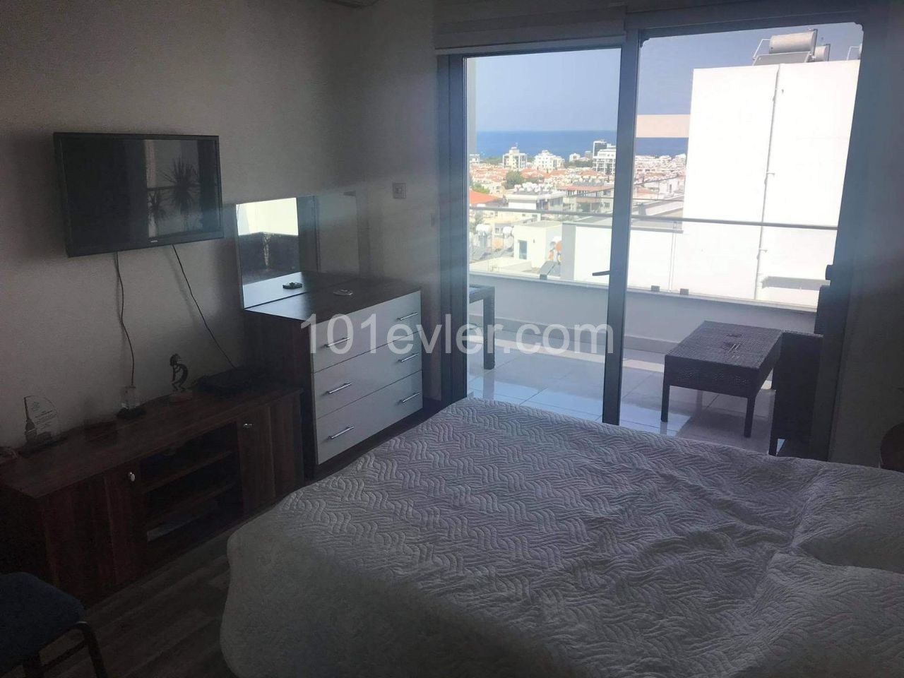 GİRNE MERKEZ'DE 3+1 EŞYALI SATILIK PENTHOUSE 