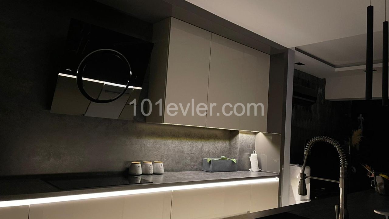 TURKISH TITLE ! 3+1 FULLY FURNISHED PENTHOUSE FLAT FOR SALE  WITH PRIVATE POOL IN KYRENIA CENTER