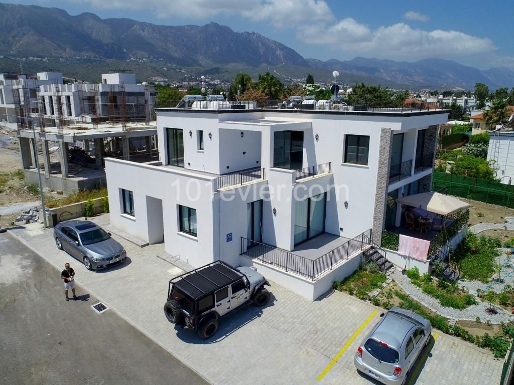 PENTHOUSE ZUM VERKAUF IN KYRENIA KARAOGLANOGLU N 1+1 ZU FUß VOM MEER ENTFERNT ** 