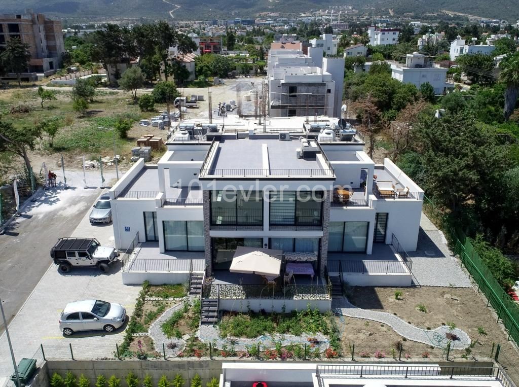 PENTHOUSE ZUM VERKAUF IN KYRENIA KARAOGLANOGLU N 1+1 ZU FUß VOM MEER ENTFERNT ** 