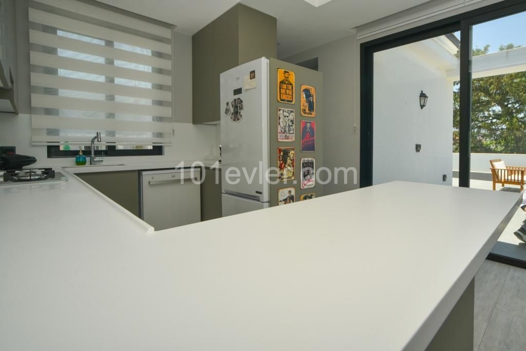 PENTHOUSE ZUM VERKAUF IN KYRENIA KARAOGLANOGLU N 1+1 ZU FUß VOM MEER ENTFERNT ** 