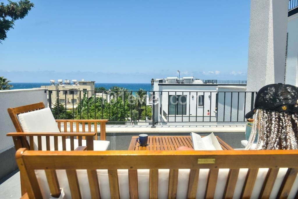 PENTHOUSE ZUM VERKAUF IN KYRENIA KARAOGLANOGLU N 1+1 ZU FUß VOM MEER ENTFERNT ** 