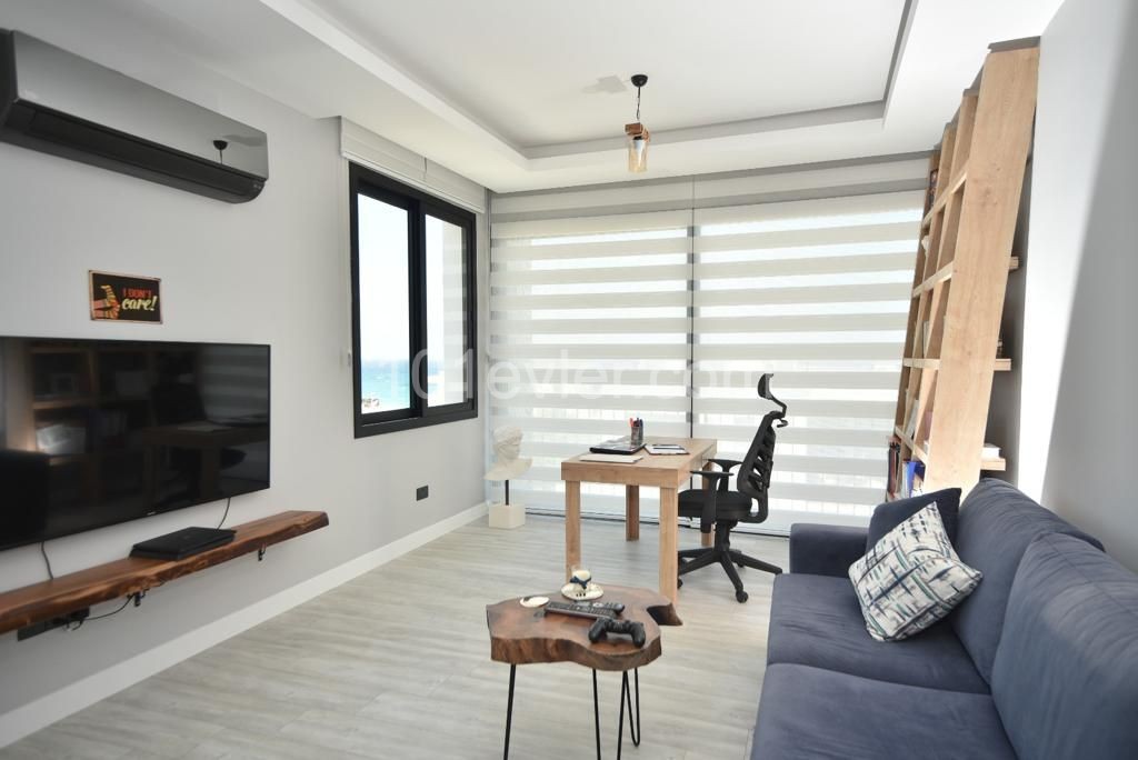 PENTHOUSE ZUM VERKAUF IN KYRENIA KARAOGLANOGLU N 1+1 ZU FUß VOM MEER ENTFERNT ** 