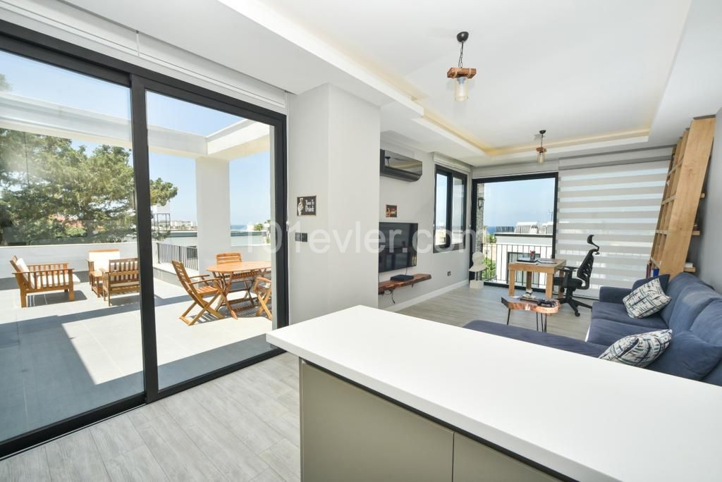 PENTHOUSE ZUM VERKAUF IN KYRENIA KARAOGLANOGLU N 1+1 ZU FUß VOM MEER ENTFERNT ** 