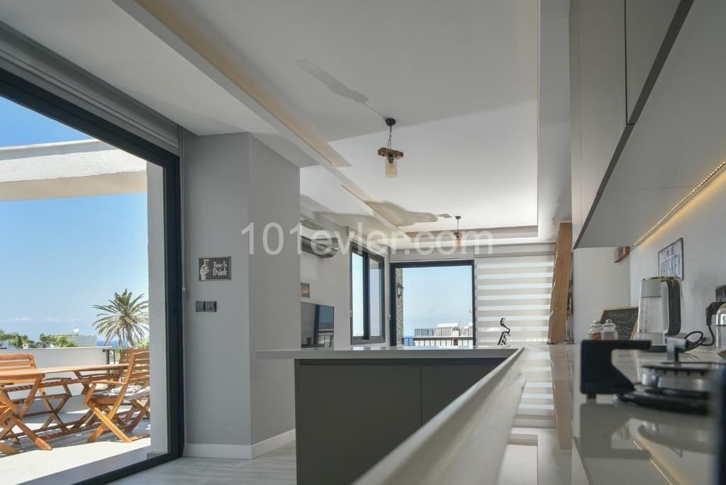 PENTHOUSE ZUM VERKAUF IN KYRENIA KARAOGLANOGLU N 1+1 ZU FUß VOM MEER ENTFERNT ** 