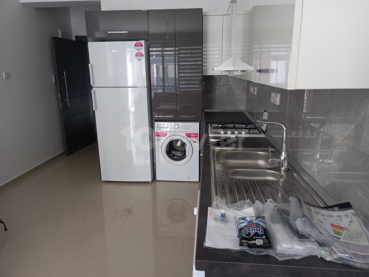 GİRNE MERKEZ'DE LÜKS 2+1 KİRALIK EŞYALI DAİRE 