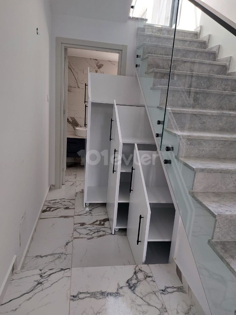 Çatalköy'de satılık yepyeni lüks 3 ve 4 yatak odalı villa