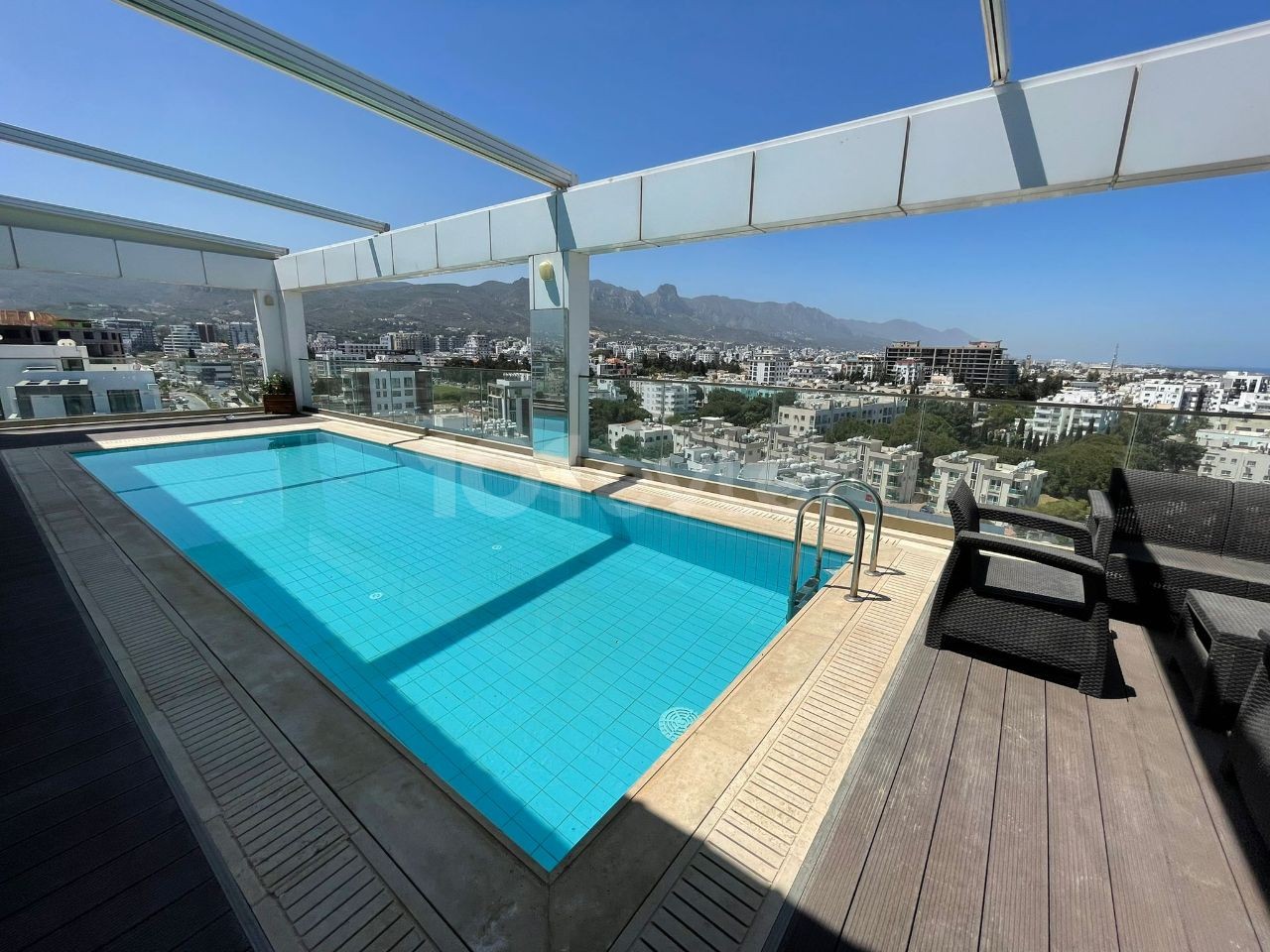 2 + 1 PENTHOUSE ZU VERMIETEN MIT PRIVATEM POOL IN KYRENIA ** 