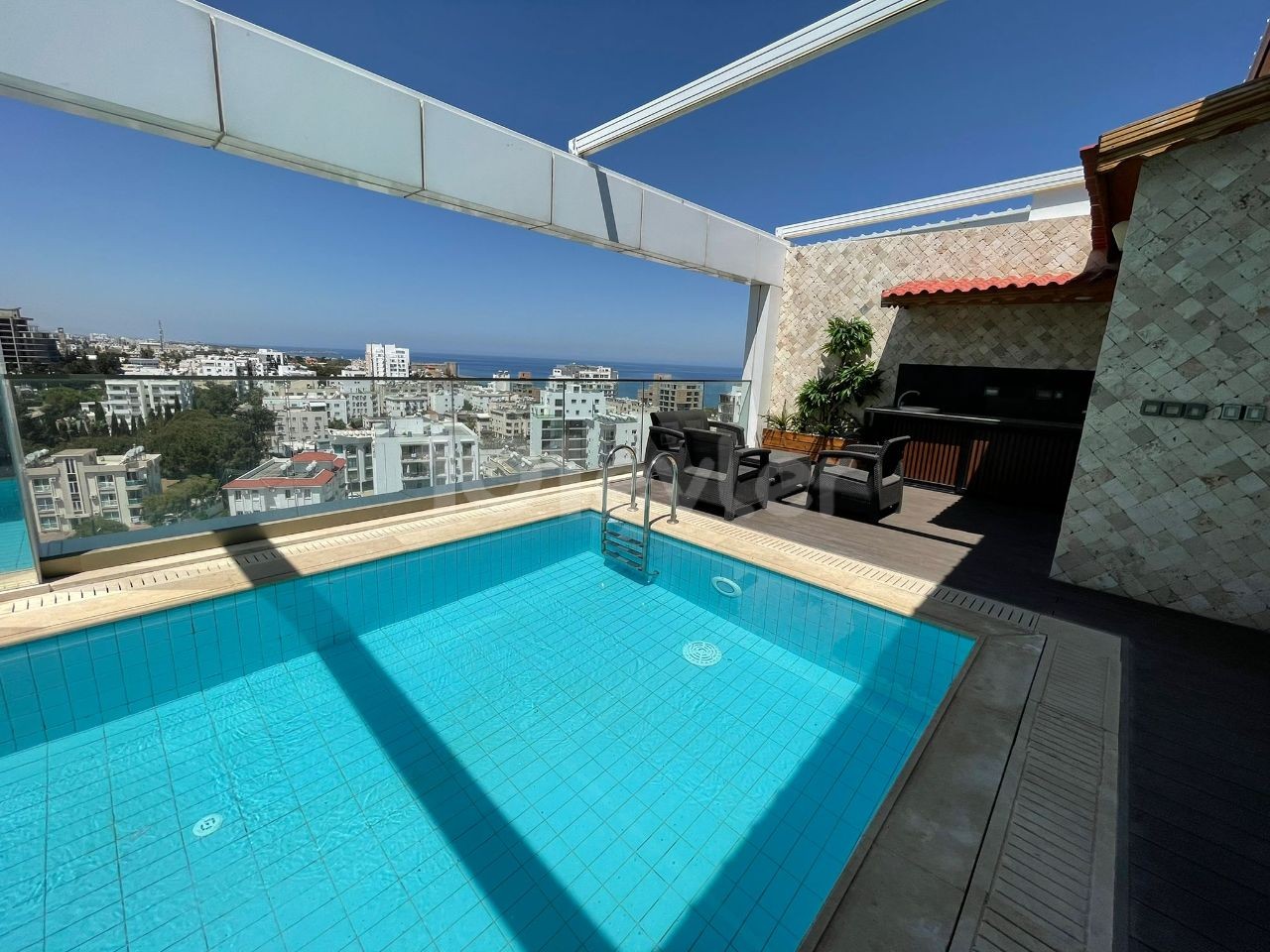 2 + 1 PENTHOUSE ZU VERMIETEN MIT PRIVATEM POOL IN KYRENIA ** 