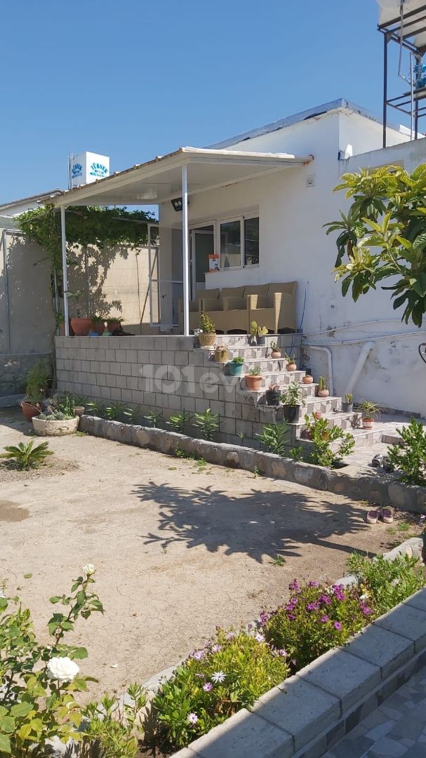 2+1 und 1+1 Einfamilienhaus mit schönem Garten in Kyrenia Lapta ** 