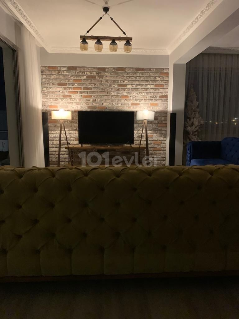 GİRNE MERKEZDE ASLANLI VİLLA CİVARINDA EŞYALI  3+1 KİRALIK PENTHOUSE