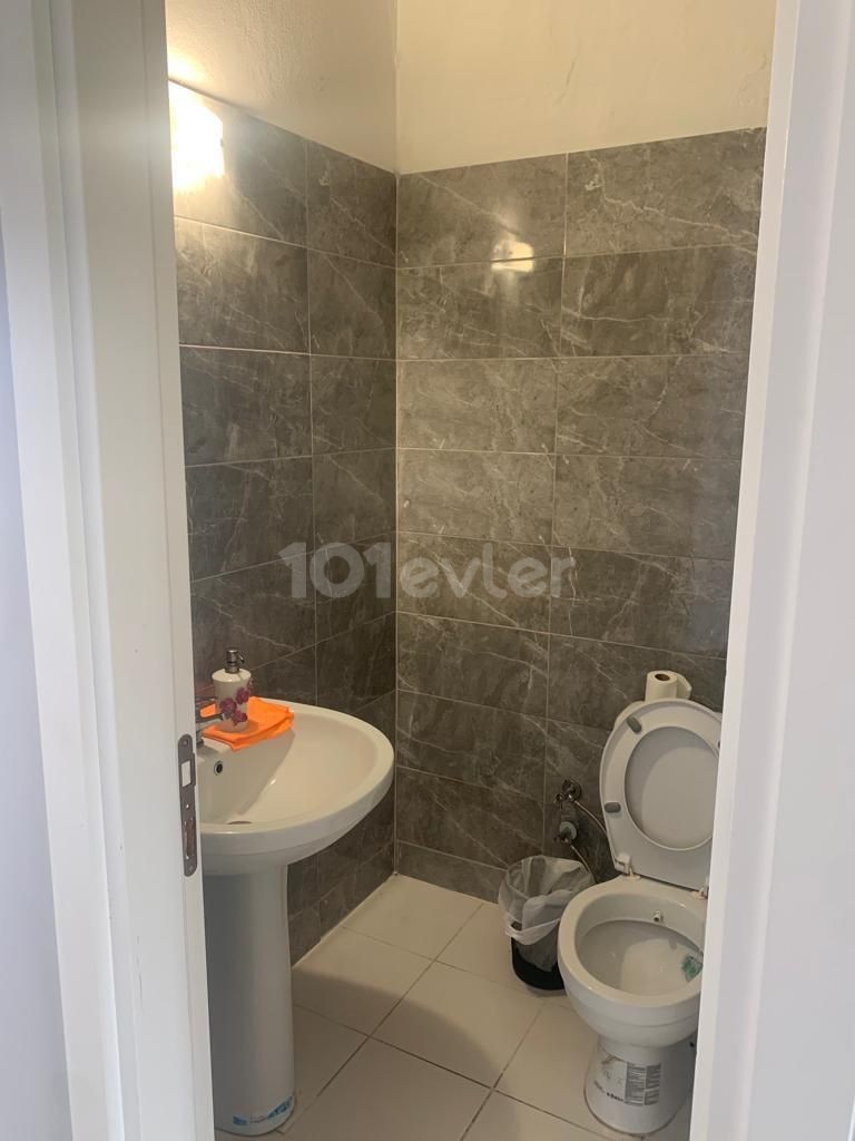 GİRNE MERKEZDE ASLANLI VİLLA CİVARINDA EŞYALI  3+1 KİRALIK PENTHOUSE