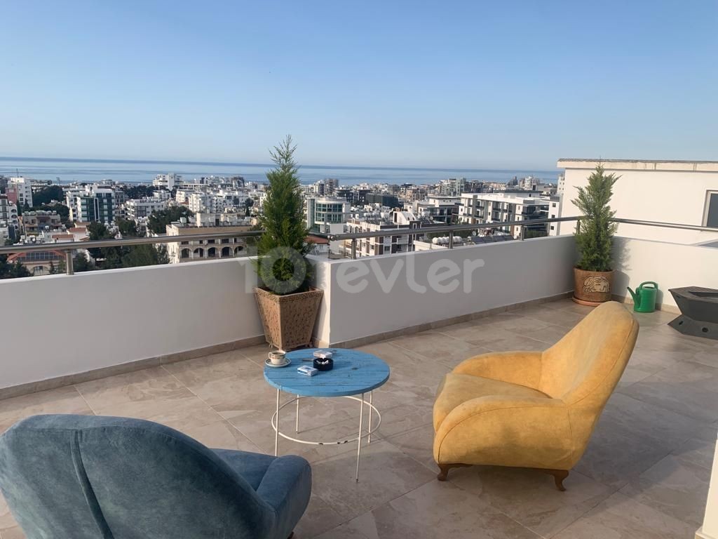 GİRNE MERKEZDE ASLANLI VİLLA CİVARINDA EŞYALI  3+1 KİRALIK PENTHOUSE