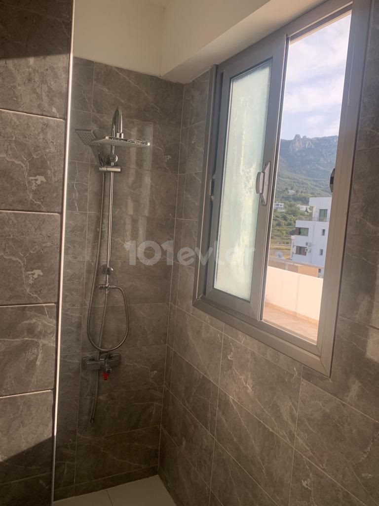 GİRNE MERKEZDE ASLANLI VİLLA CİVARINDA EŞYALI  3+1 KİRALIK PENTHOUSE